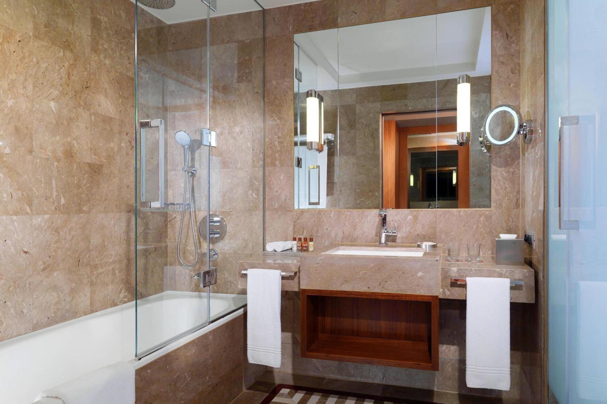 シェラトン ブルサ ホテル エクステリア 写真 A bathroom in a hotel