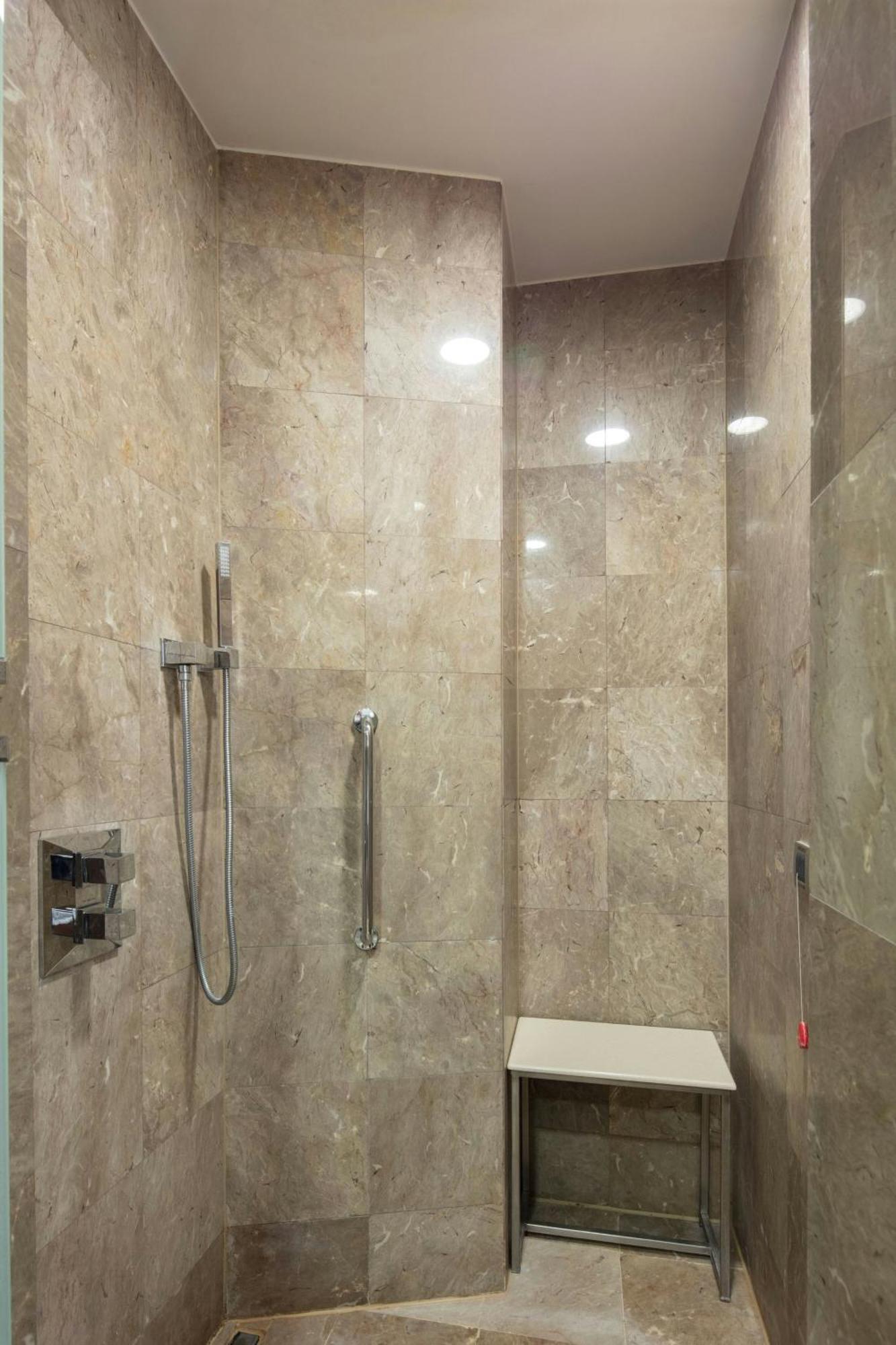 シェラトン ブルサ ホテル エクステリア 写真 A shower with a handheld shower