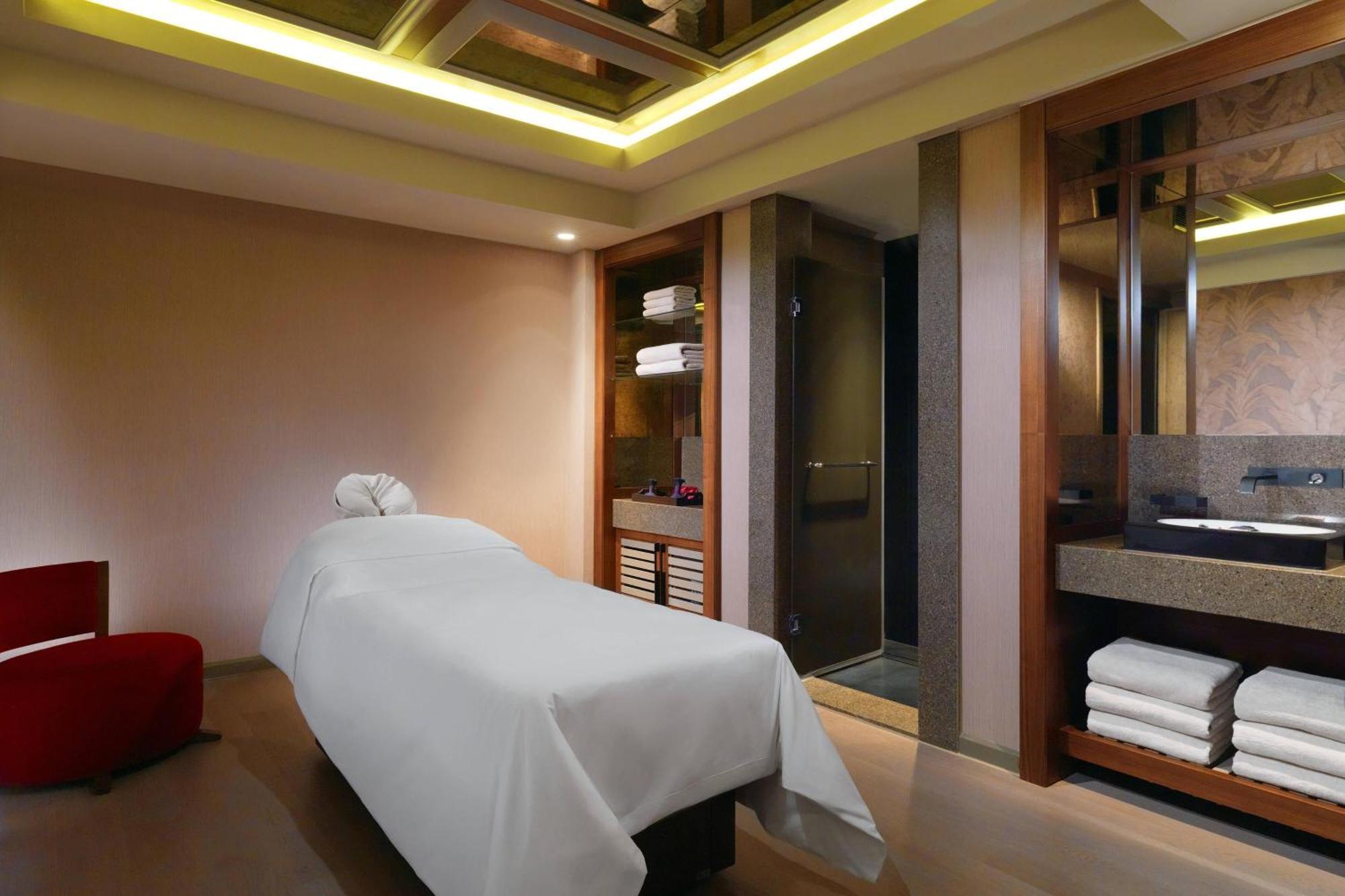 シェラトン ブルサ ホテル エクステリア 写真 A treatment room at the spa
